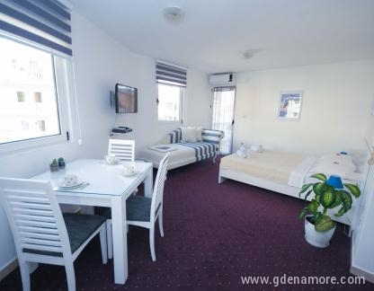 Budva Inn Apartments, Studio deluxe + Balkon (37 m2), Privatunterkunft im Ort Budva, Montenegro