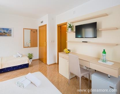 Budva Inn Apartments, Triple room + balcony, private accommodation in city Budva, Montenegro